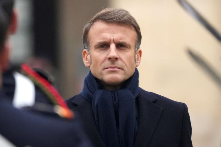 Le président français Emmanuel Macron au monument des Invalides à Paris