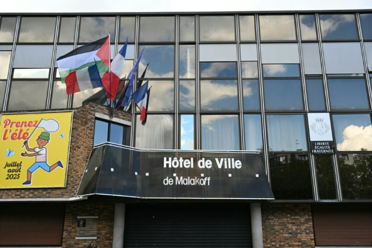 Le drapeau palestinien sur la mairie de Malakoff, dans les Hauts-de-Seine, le 21 septembre 2025 ( AFP / Bertrand GUAY )