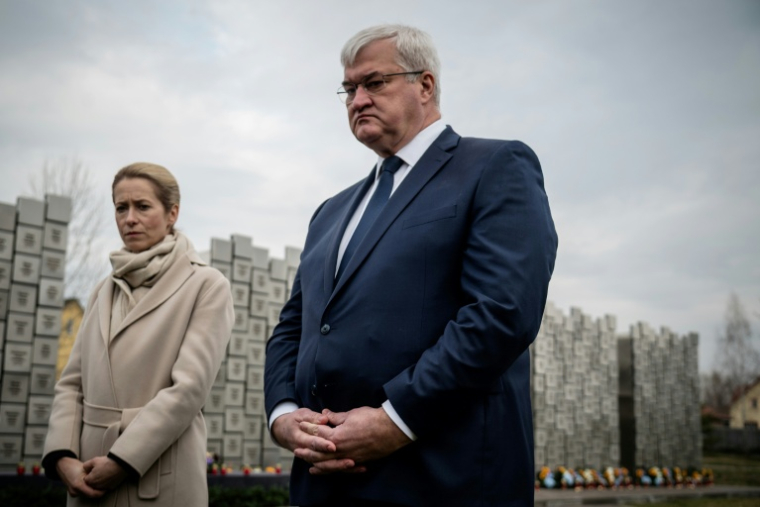 Photo diffusée par le ministère ukrainien des Affaires étrangères, le 31 mars 2026, montrant le ministre ukrainien des Affaires étrangères, Andriï Sybiha (d) et la cheffe de la diplomatie européenne Kaja Kallas, lors d'une cérémonie commémorative à Boutcha ( UKRAINIAN FOREIGN MINISTRY / Handout )