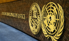 Le logo de la Cour internationale de justice (CIJ) lors d'une audience à La Haye, le 17 mai 2024 ( AFP / Nick Gammon )