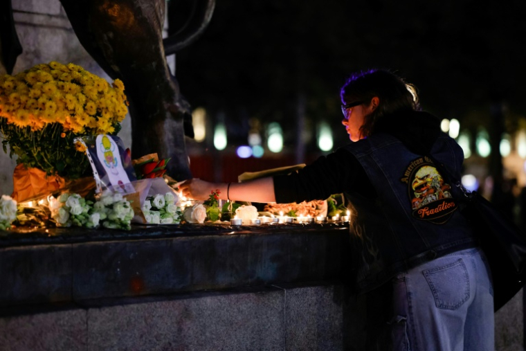 Hommages aux victimes du 13-Novembre, sur la place de la République, à Paris, le 8 novembre 2025 ( AFP / GEOFFROY VAN DER HASSELT )