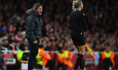 « Putain de ta mère... » : Sonia Bompastor pète un câble sur l'arbitrage pendant Arsenal-Chelsea
