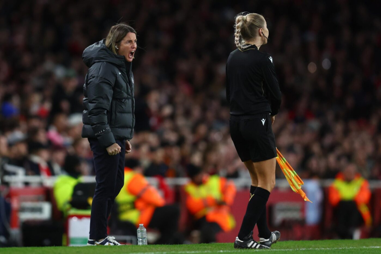 « Putain de ta mère... » : Sonia Bompastor pète un câble sur l'arbitrage pendant Arsenal-Chelsea