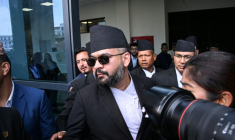 Balendra Shah, chef du Parti national indépendant (RSP) et futur Premier ministre, arrive pour prêter serment lors d'une cérémonie d'investiture au Parlement à Katmandou, le 26 mars 2026 au Népal ( AFP / PRAKASH MATHEMA )