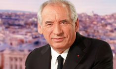 Le Premier ministre français François Bayrou pose avant une interview dans le journal télévisé du soir de la chaîne de télévision française TF1, à Boulogne-Billancourt, en périphérie de Paris, le 27 août 2025 ( AFP / Xavier GALIANA )