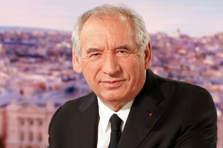 Le Premier ministre français François Bayrou pose avant une interview dans le journal télévisé du soir de la chaîne de télévision française TF1, à Boulogne-Billancourt, en périphérie de Paris, le 27 août 2025 ( AFP / Xavier GALIANA )