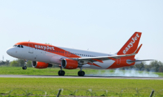 Un avion de la compagnie aérienne EasyJet atterrit à l'aéroport d'Orly, le 6 avril 2026 dans le Val-de-Marne ( AFP / Thomas SAMSON )
