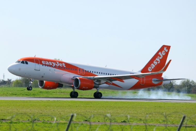Un avion de la compagnie aérienne EasyJet atterrit à l'aéroport d'Orly, le 6 avril 2026 dans le Val-de-Marne ( AFP / Thomas SAMSON )