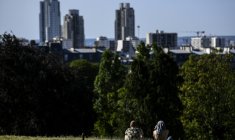 Vue sur Paris depuis le haut du parc des Buttes-Chaumont, le 23 juin 2020 ( AFP / Christophe ARCHAMBAULT )