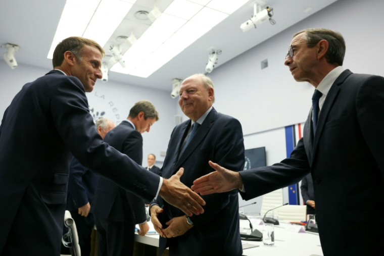 Emmanuel Macron salue le chef des Républicains, Bruno Retailleau, à l'Elysée à Paris le 18 septembre 2026 ( AFP / Thomas SAMSON )