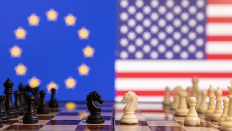 L'illustration montre les drapeaux des États-Unis et de l'Union européenne