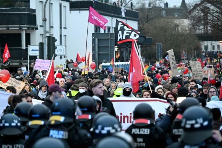 Des manifestants face à la police lors d'un rassemblement contre le parti d'extrême droite allemande AfD réuni pour un congrès à Giessen, le 29 novembre 2025 dans le centre de l'Allemagne ( AFP / Kirill KUDRYAVTSEV )