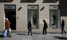 Des personnes devant un magasin Zara dans le centre de Madrid