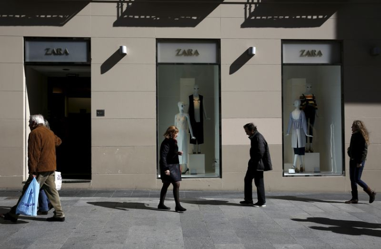 Des personnes devant un magasin Zara dans le centre de Madrid