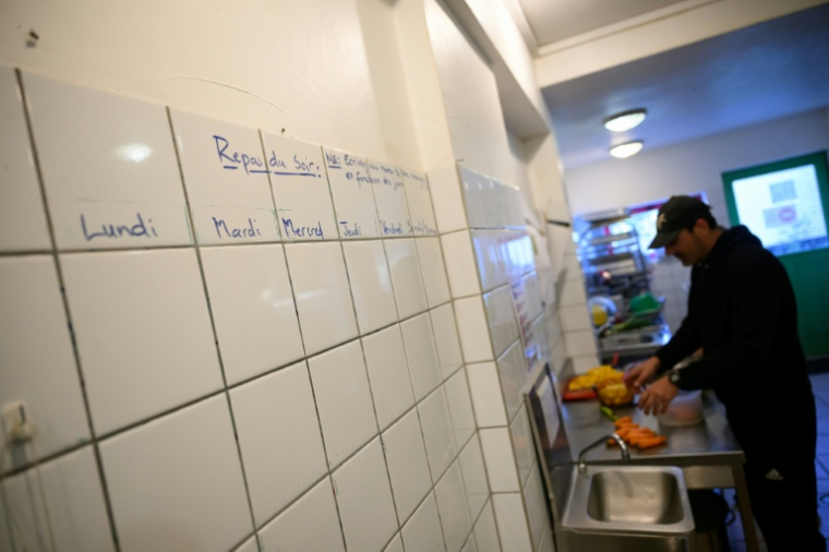 Un détenu en fin de peine prépare un repas dans la cuisine de la ferme Ker Madeleine, à Saint-Gildas-des-Bois, le 17 octobre 2025 en Loire-Atlantique ( AFP / Loic VENANCE )