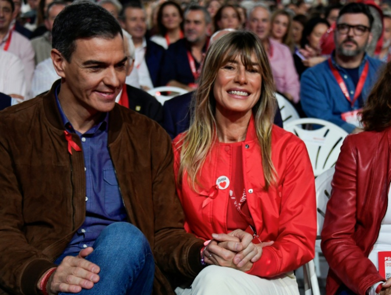 Le Premier ministre espagnol Pedro Sánchez (g) tient la main de son épouse, Begoña Gómez, le 1er décembre 2024 à Séville ( AFP / CRISTINA QUICLER )