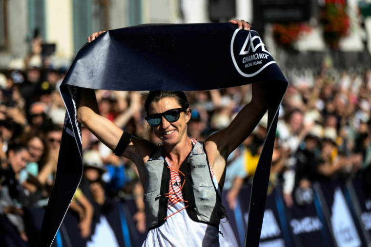 La Néo-Zélandaise Ruth Croft lors de sa victoire sur la 22e édition de l'Ultra Trail du Mont Blanc (UTMB) à Chamonix le 30 août 2025 ( AFP / JEFF PACHOUD )