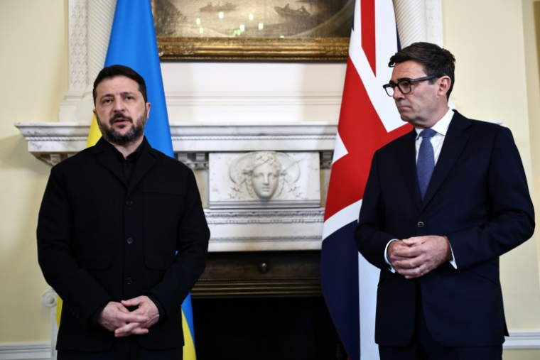 Le président ukrainien Volodymyr Zelensky, à gauche, et le Premier ministre britannique Andy Burnham à Londres le 14 octobre 2026 ( POOL / Henry NICHOLLS )