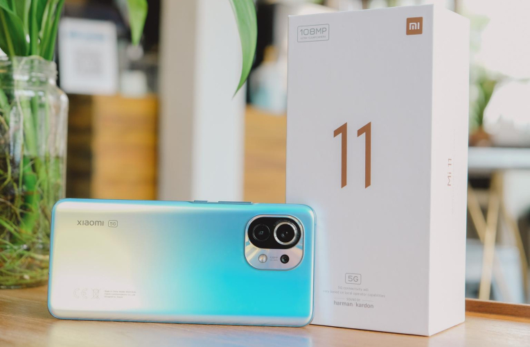 Coup de projecteur sur le Xiaomi Mi 11, dernier smartphone haut de gamme du constructeur chinois crédit photo : Shutterstock