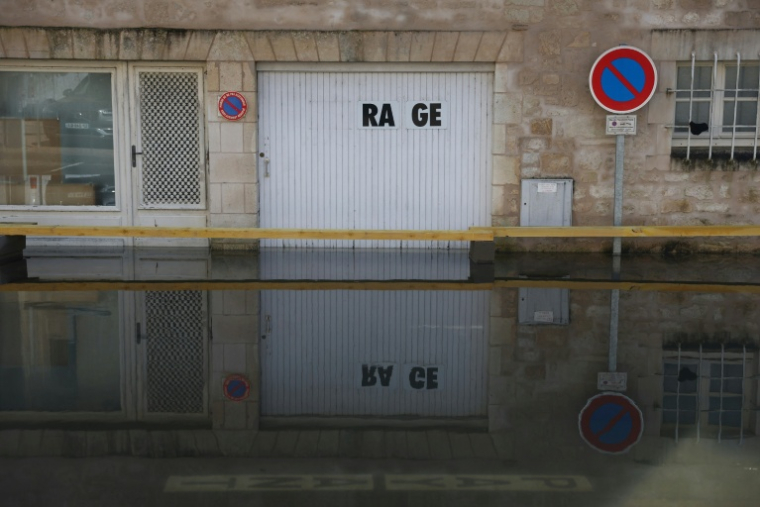 Une rue inondée après une crue de la Charente, le 21 février 2026 à Saintes, en Charente-Maritime ( AFP / ROMAIN PERROCHEAU )