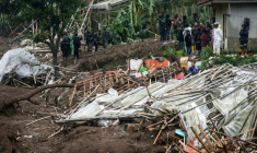 Des secouristes à la recherche de victimes après un glissement de terrain dans le village de Pasirlangu, dans la région du Bandung occidental, au sud-est de Jakarta, le 24 janvier 2026 ( AFP / Timur Matahari )