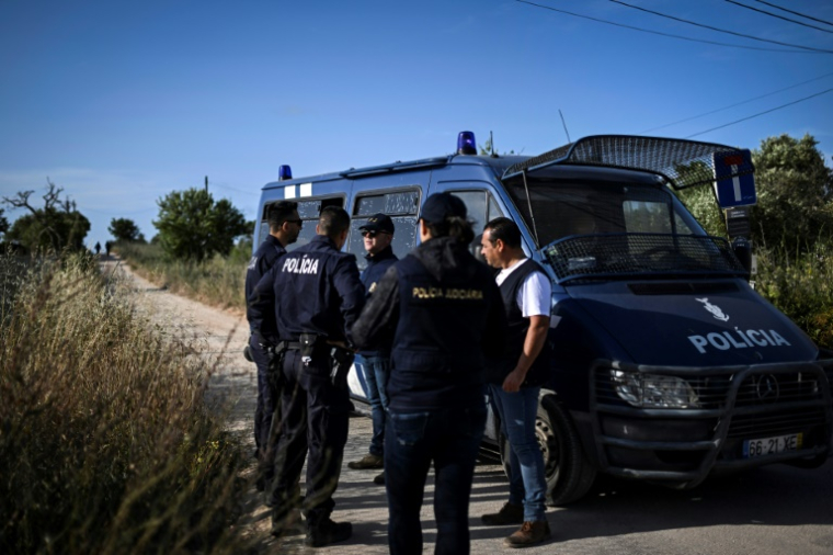 Des enquêteurs de la police judiciaire portugaise le 3 juin 2025 à Lagos, dans la région de l'Algarve, au Portugal, où de nouvelles investigations vont être menées 18 ans après la disparition de Maddie McCann ( AFP / Patricia DE MELO MOREIRA )