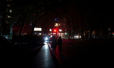 Des piétons dans une rue obscure à Barcelone, en Espagne, pendant une panne d'électricité massive affectant la péninsule ibérique et le sud de la France, le 28 avril 2025 ( AFP / Josep LAGO )
