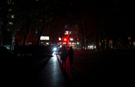 Des piétons dans une rue obscure à Barcelone, en Espagne, pendant une panne d'électricité massive affectant la péninsule ibérique et le sud de la France, le 28 avril 2025 ( AFP / Josep LAGO )
