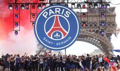 Les joueurs du Paris Saint-Germain dont leur capitaine Marquinhos, qui soulève la coupe en centre, accueilli en héros au Champ-de-Mars, le 31 mai 2026, au lendemain de leur triomphe en Ligue des champions ( AFP / Kenzo TRIBOUILLARD )