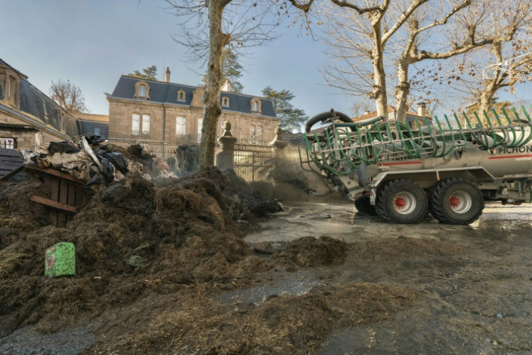 Des agriculteurs déversent du lisier devant la sous-préfecture de Millau lors d'une manifestation contre la politique d'abattage des vaches atteintes de dermatose, le 14 décembre 2025 ( AFP / Idriss Bigou-Gilles )