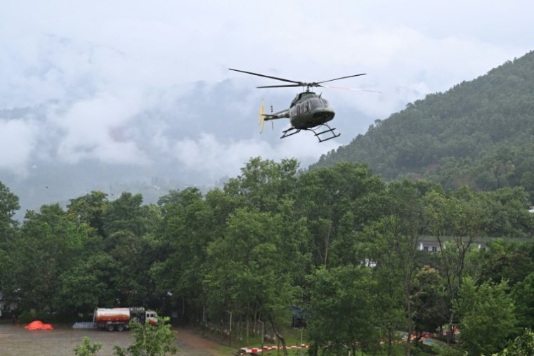 Un hélcoptère lors des opérations de sauvetage après la crue destructrice qui a fait plus de 600 morts à la frontière entre le Népal et la Chine, le 29 août 2026 à Trishuli, dans le district népalais de Nuwakot   ( AFP / Arun SANKAR )