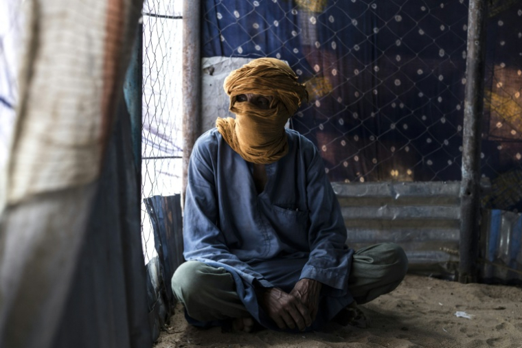 Nédoune, dont le nom a été changé, pose pour un portrait près de la frontière entre la Mauritanie et le Mali, dans la région du Hodh Ech Chargui (Mauritanie) où il a trouvé refuge après avoir fui les violences au Mali, le 29 avril 2026  ( AFP / PATRICK MEINHARDT )