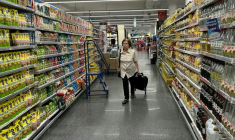 Dans un supermarché de Buenos Aires, le 10 février 2026 ( AFP / Luis ROBAYO )