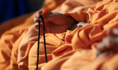 Un moine hindou de l'organisation BAPS lors d'une cérémonie religieuse sur la Seine, à Paris, le 3 septembre 2026 ( AFP / Kenzo TRIBOUILLARD )