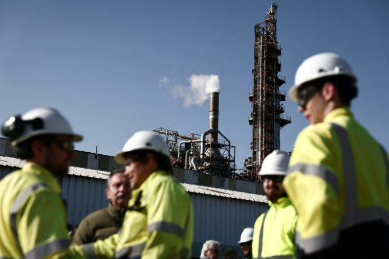 Des ouvriers rassemblés sur le site industriel du groupe Fibre Excellence à Tarascon, le 14 avril 2026 dans les Bouches-du-Rôhne alors que deux sites du groupe sont menacés de fermeture ( AFP / Thibaud MORITZ )