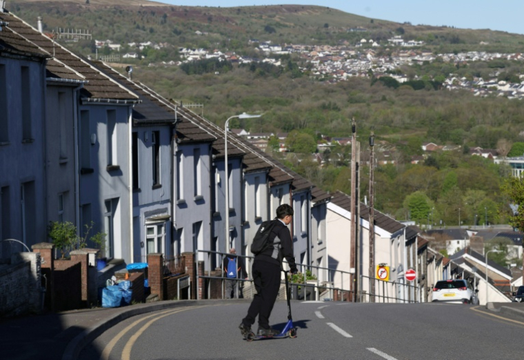 Un passant à Merthyr Tyfdil, au Pays de Galles, le 24 avril 2026 ( AFP / Darren Staples )