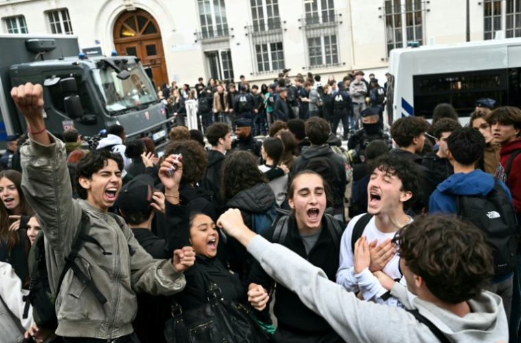 Des lycéens bloquent le lycée Montaigne à Paris, le 9 octobre 2026 ( AFP / LOU BENOIST )