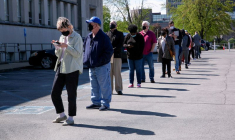 Des gens font la queue devant un centre de carrière à Louisville, États-Unis