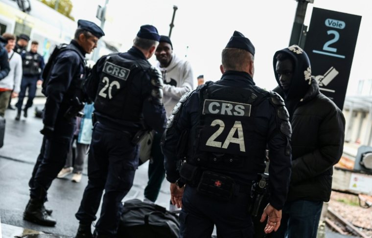 Des CRS procèdent à des contrôles sur un quai en gare d'Orléans en marge du congrès du Rassemblement national (RN) dans la ville, le 25 octobre 2026  ( AFP / SIMON WOHLFAHRT )