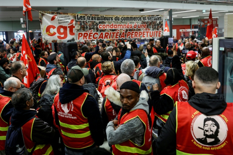 Des membres de la CGT bloquent un hypermarché Auchan à Bagnolet, près de Paris, le 1er avril 2026 ( AFP / GEOFFROY VAN DER HASSELT )