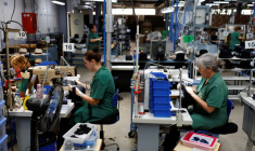 Des personnes travaillent dans l'usine Fernandez y Roche Industrias Sombrereras Espanolas à Salteras, près de Séville