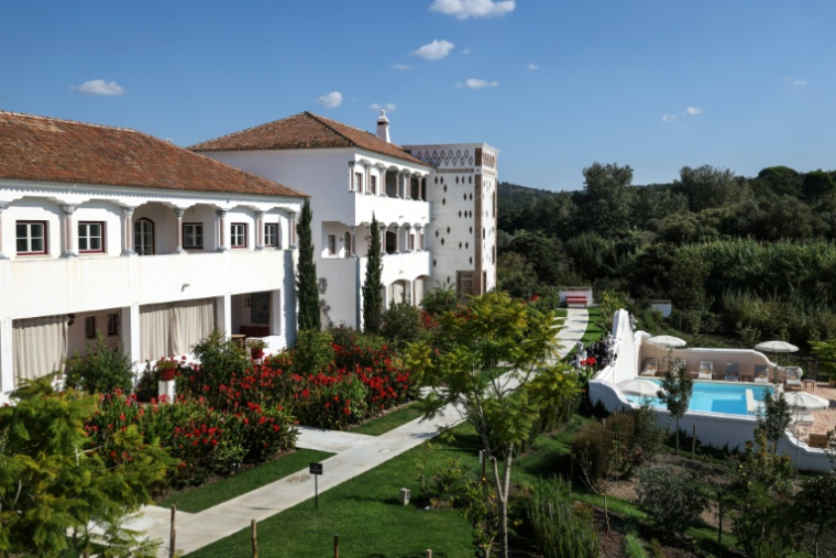 L'hôtel Vermelho, propriété du créateur français Christian Louboutin, à Melides, le 24 septembre 2025 dans le sud-ouest du Portugal ( AFP / Patricia DE MELO MOREIRA )