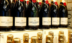 PHOTO DE FICHIER : Des bouteilles de champagne français Moet & Chandon sont proposées dans un supermarché du groupe de distribution suisse Coop à Zumikon