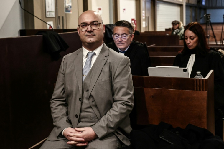Le maire d'Orange, Yann Bompard, attend le début de son procès au tribunal de Marseille le 17 décembre 2025 ( AFP / Thibaud MORITZ )