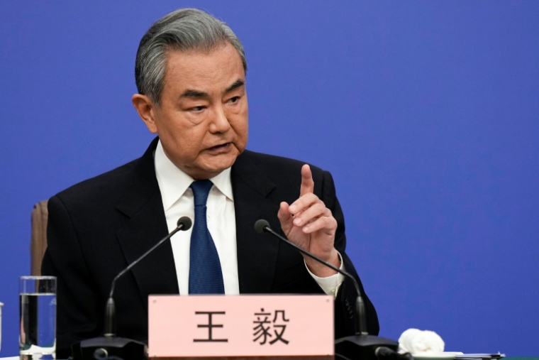 Le ministre chinois des Affaires étrangères, Wang Yi, donne une conférence de presse à Pékin le 8 mars 2026 ( POOL / Iori Sagisawa )
