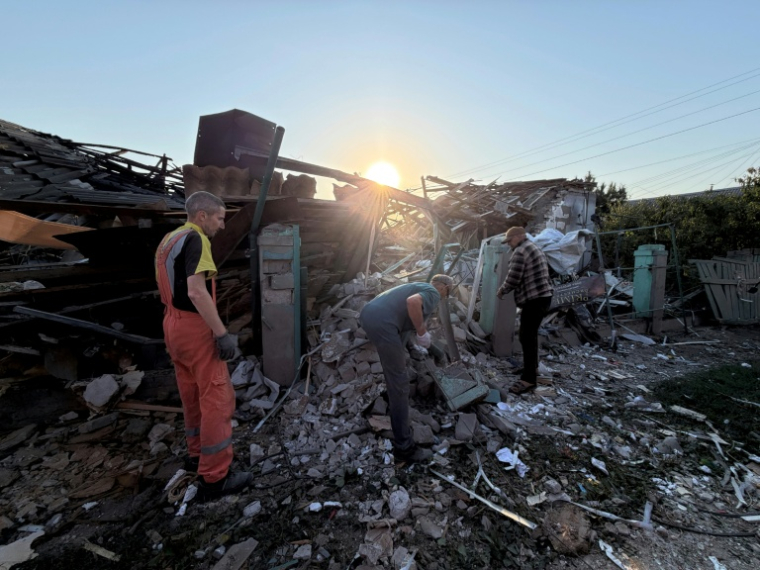 Des habitants déblaient les gravats d'une habitation détruites dans une attaque aérienne russe qui a fait deux morts à Zaporijjia, dans le sud de l'Ukraine, le 12 septembre 2026 ( AFP / Daria Nazarova )