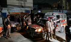 Des membres des forces paramilitaires bouclent les rues dans un quartier de Karachi, après une attaque contre le complexe des Rangers, le 27 juin 2026 au Pakistan ( AFP / Asif HASSAN )