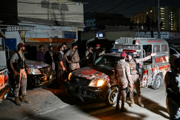 Des membres des forces paramilitaires bouclent les rues dans un quartier de Karachi, après une attaque contre le complexe des Rangers, le 27 juin 2026 au Pakistan ( AFP / Asif HASSAN )