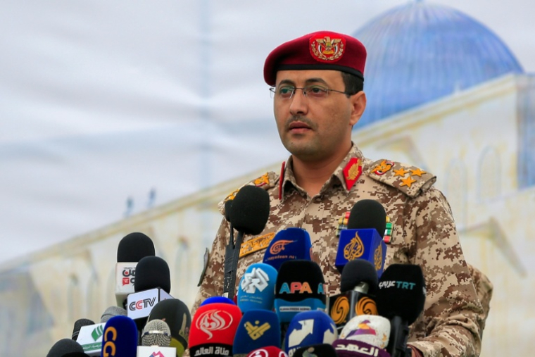 Le porte-parole militaire des Houthis, Yahya Saree, à Sanaa, le 2 mai 2025 au Yémen ( AFP / Mohammed HUWAIS )