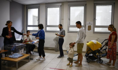 Les Parisiens font la queue pour voter au deuxième tour des élections législatives françaises